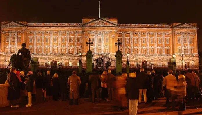 Buckingham Palace Christmas celebrations Shines